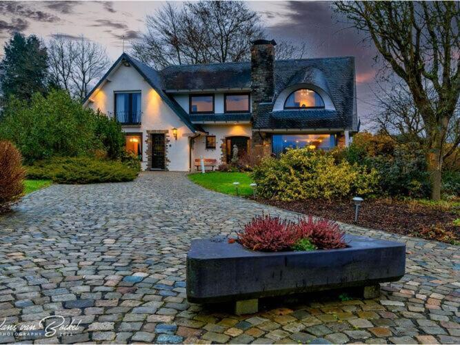 Elegant Villa In Stavelot With Fitness Playroom エクステリア 写真